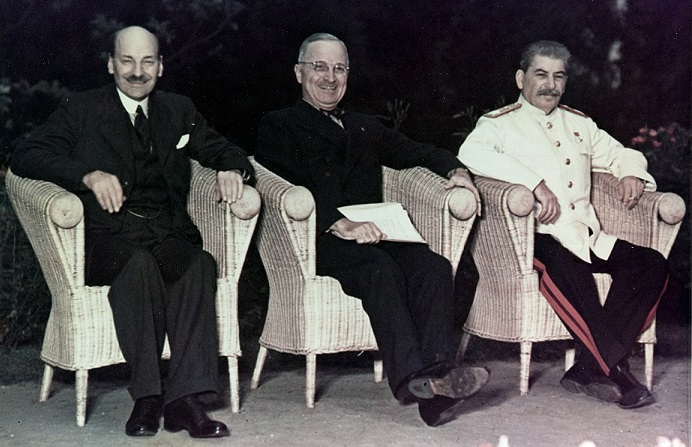 Fra Potsdamkonferansen juli 1945. Fra venstre: Clement Attlee (Storbritannia), Harry Truman (USA) og Josef Stalin (Sovjetunionen). Foto: Army Signal Corps Collection in the U.S. National Archives / Wikimedia Commons