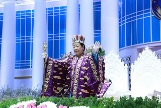 Moder Moon på scenen i Cheongshim Peace World Center, Gapyeong, Sør-Korea 22. februar 2013. Foto: FFWPU Grunnleggingsdagen 2013