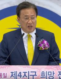 Yu Seong-yeob, en av parlamentarikerne fra Honam-regionen som talte på det store stevnet med Moder Moon i Kapyeong 7. oktober 2018.