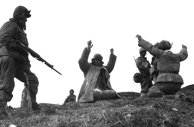 Soldater fra USAs 1. marinedivisjon tar kinesiske soldater til fange under Koreakrigen 2. mars 1951. Foto: Private First Class C. T. Wehner (Marine Corps) / Wikimedia Commons