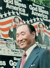Fader Moon foran en de mange plakatene som prydet New York i dagene før Yankee Stadium-begivenheten 1. juni 1976 Sun Myung Moon New York 1976