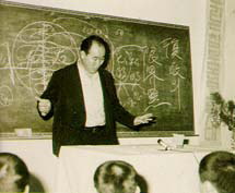 Fader Moon underviser