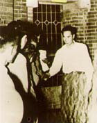 Dr. Moon satt fri og erklært uskyldig 4. okt. 1955 etter 3 måneder i fengsel i Seoul pga. anklager fra kristne samfunnstopper Løslatelsen 4. oktober 1955