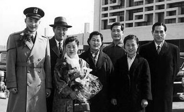 Bo-hi Pak helt til venstre.